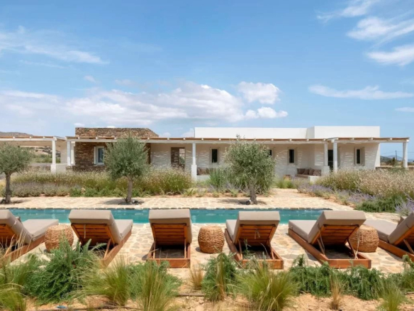 Villa de luxe avec piscine et chaises longues à Antipaxos, Grèce.