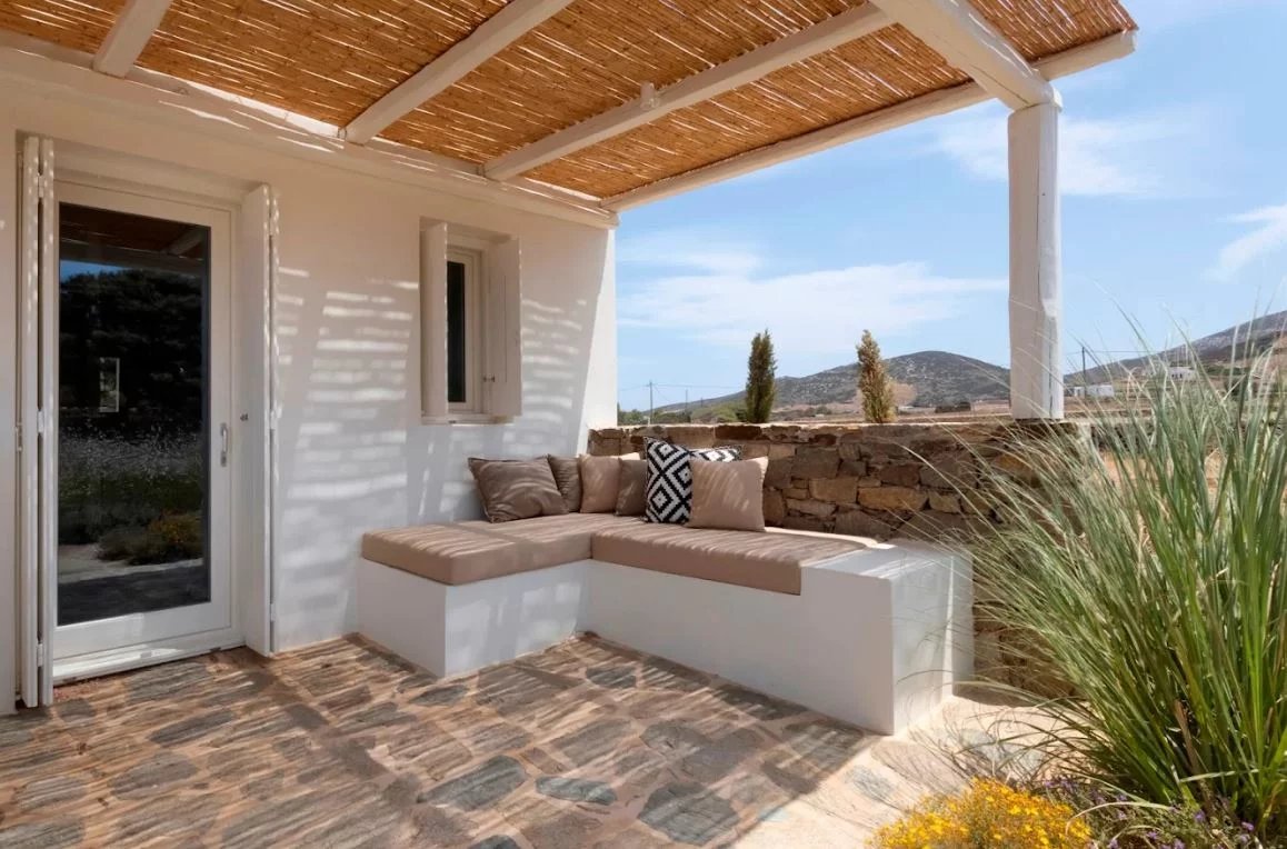 Terrasse de villa de luxe à Antipaxos Terrasse d'une villa de luxe à Antipaxos, Grèce, avec un coin salon confortable et vue sur la nature.