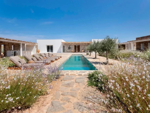 Villa de luxe avec piscine entourée de fleurs à Antipaxos, Grèce.