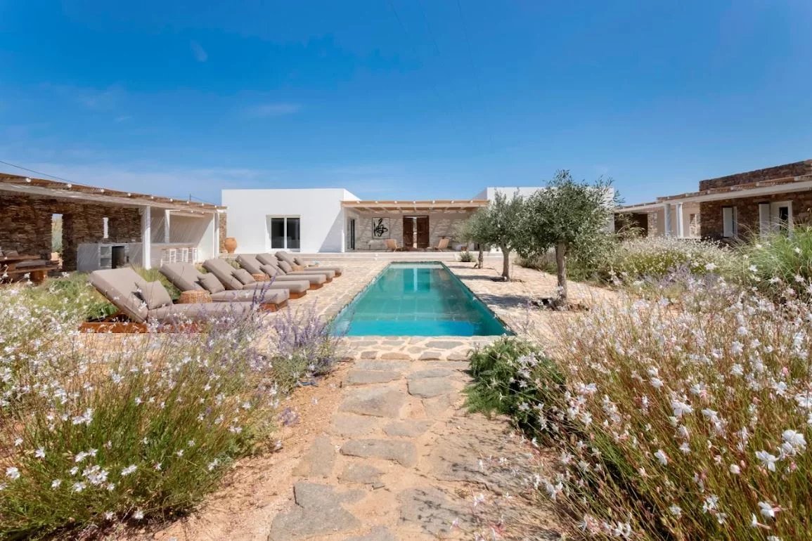 Villa de luxe à Antipaxos Villa de luxe avec piscine entourée de fleurs à Antipaxos, Grèce.