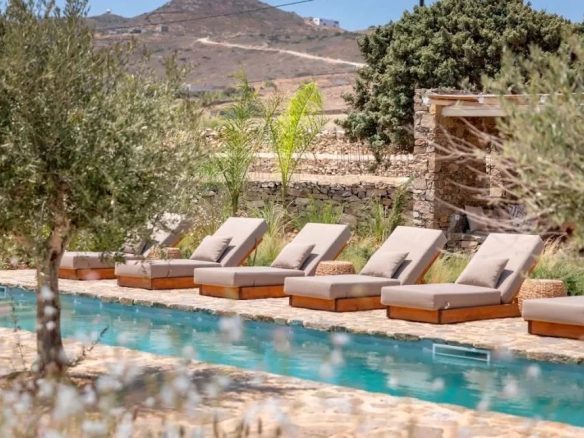 Villa de luxe avec chaises longues et piscine à Antipaxos, Grèce.