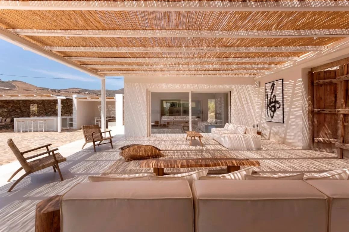 Villa de luxe à Antipaxos Terrasse d'une villa de luxe à Antipaxos, Grèce, avec des chaises et un espace de détente.