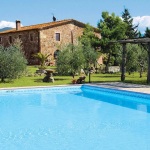 Classic Tuscan farmhouse in the heart of a natural lakeside oasis