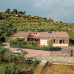 Villa située en position panoramique avec une vue sur la campagne toscane