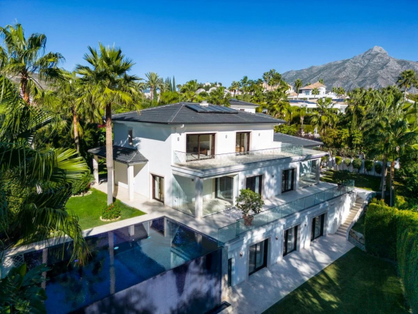 LUXUEUSE VILLA DE GOLF EN PREMIÈRE LIGNE À NUEVA ANDALUCIA
