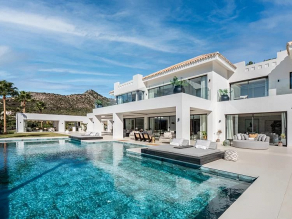 EXCEPTIONAL FRONTLINE GOLF LUXURY PROPERTY IN MARBELLA CLUB RESORT, BENAHAVIS