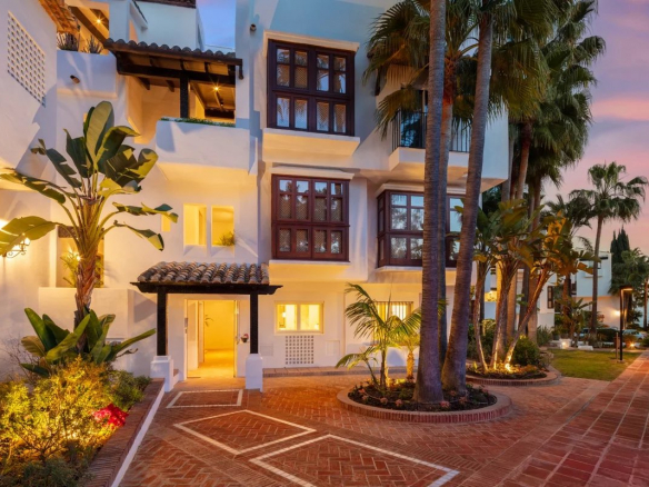 EXQUISITE LUXURY APARTMENT IN PUENTE ROMANO