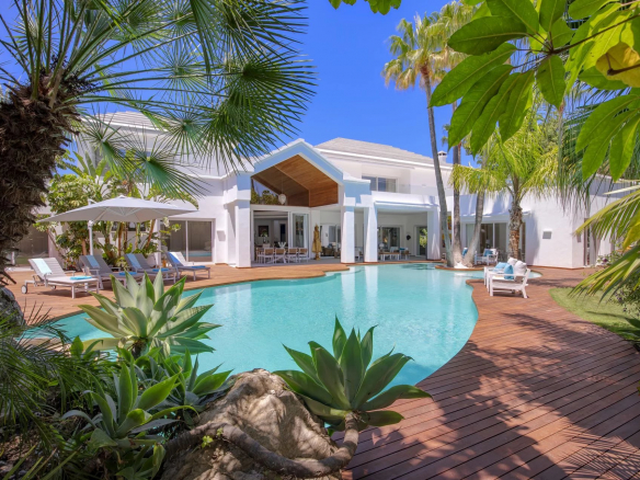 RECENTLY RENOVATED BEACHFRONT MANSION
