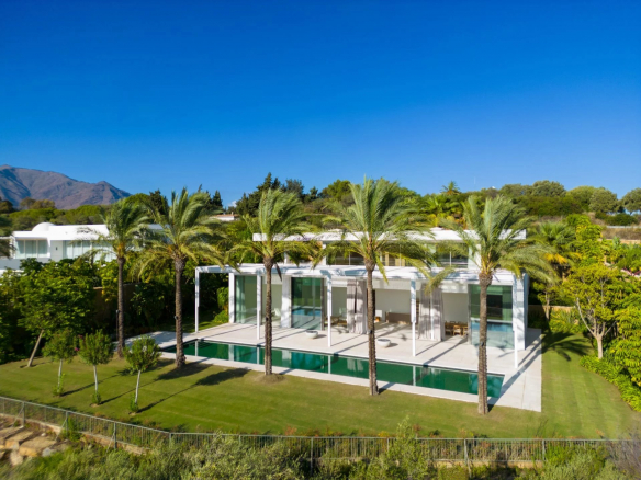 Splendid luxury villa located on the edge of the golf course