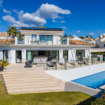 Très belle villa familiale entièrement rénovée avec vue mer située à Marbella