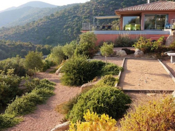 Exceptionnelle villa d’architecte à seulement 400 mètres de l’une des plus belles plages de la côte Fautea. Conca
