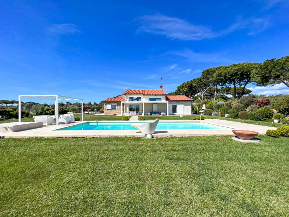 Beautiful luxury modern villa located in Cecina