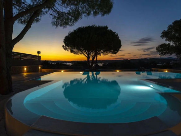 MAGNIFIQUE VILLA Vues spectaculaires sur la ville de Porto Cheli,
