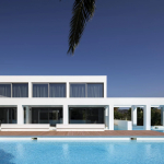 Cette Villa , située près d’Ermioni dans l’est du Péloponnèse, incarne l’essence de la vie de luxe contemporaine.