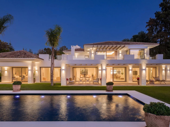 Elegant, timeless estate in El Paraiso