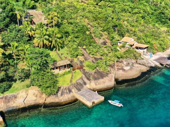 Propriété de charme avec piscine et jardin en bord de mer à Paraty.