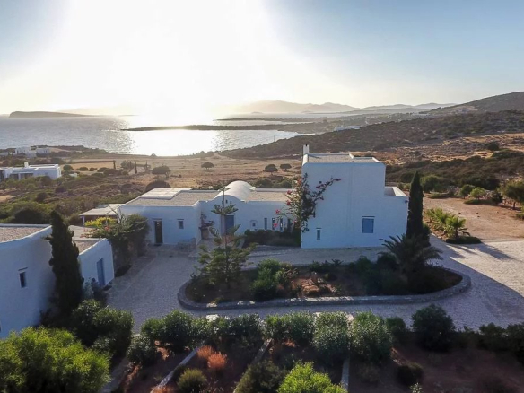 Very beautiful seaside villa located in Paros