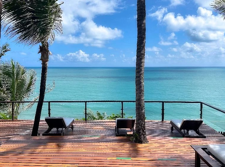 Manoir au sommet d’une falaise à Tibau do Sul avec une vue épique sur l’océan