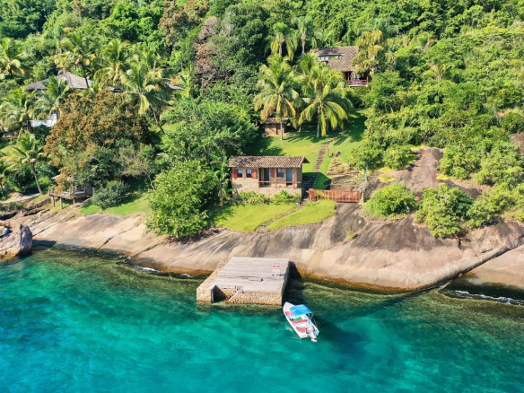 Idyllic waterfront house with pier in Paraty