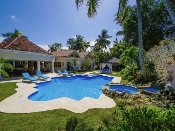 Splendid property located by the sea