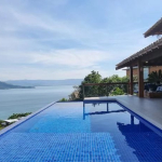 Villa de luxe située dans une communauté fermée du côté nord de la plage de Siriúba sur Ilha Bela.