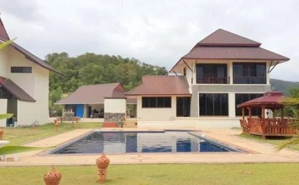 Large and beautiful villa located in Hua Hin