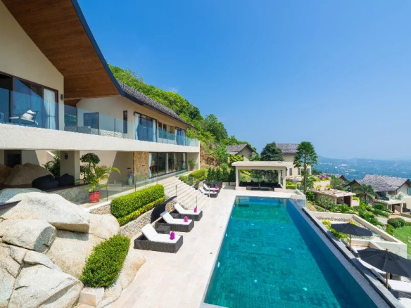 Splendide villa située sur un magnifique terrain à flanc de colline