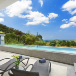 La villa offre une vue imprenable sur la mer d’Andaman et est offerte de verdure pittoresque.