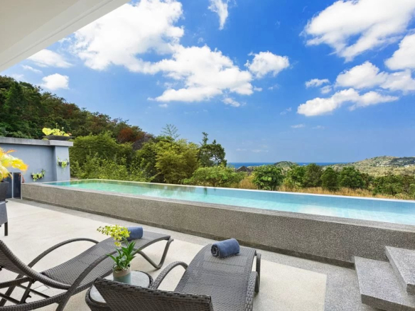 La villa offre une vue imprenable sur la mer d’Andaman et est offerte de verdure pittoresque.
