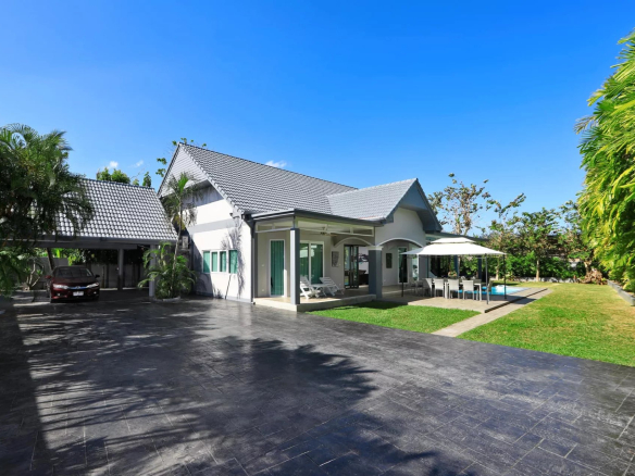 Cette exquise villa de 5 chambres avec piscine à Kamala