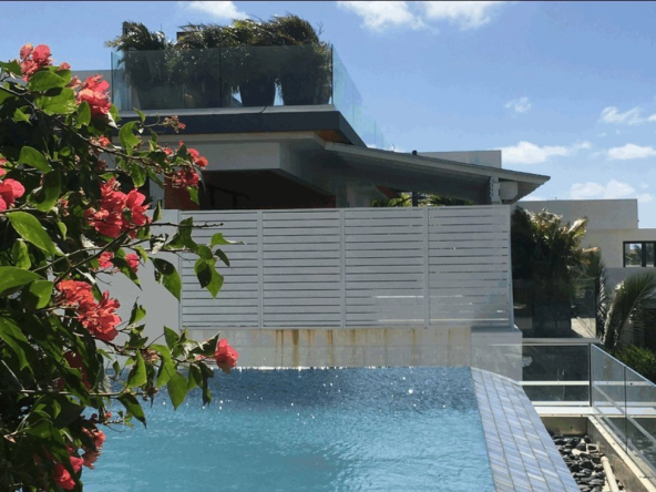 Exceptional penthouse with sea view with a surface area of ​​161m² located on the 2nd and top floor of a small, very high standard private residence.