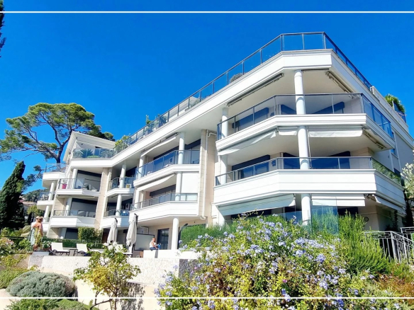 SPACIEUX PENTHOUSE avec une panoramique vue mer et massif de l’Estérel.