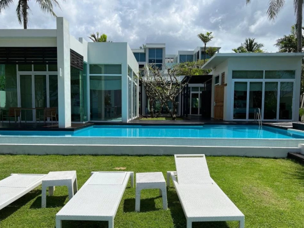 Très belle villa située en bord de plage proche de Phuket