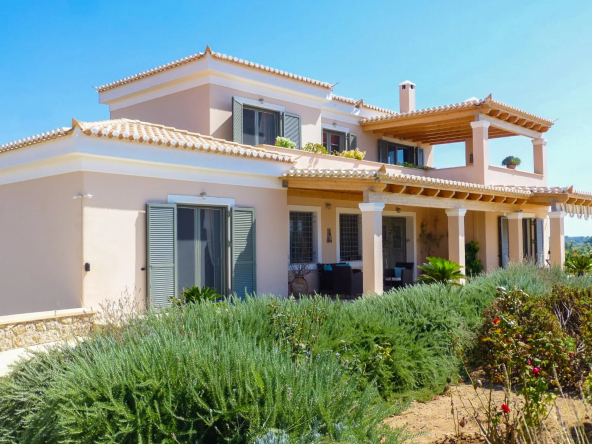 Belle villa nichée dans le paysage serein de Porto Heli à quelques mètres de la plage