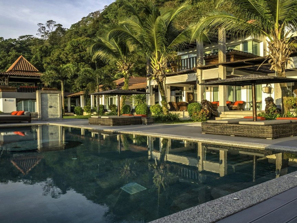 Impressionnante villa thaïlandaise de 7 chambres offrant une vue sur la mer, située sur le flanc de la montagne, au nord de Patong, avec vue directe sur la côte ouest sur la baie à l’horizon.