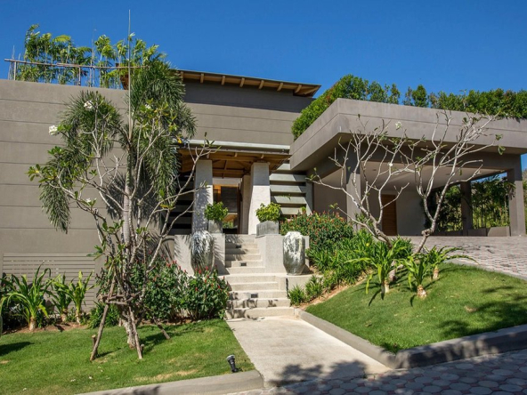 Une sélection de 5 grandes villas exclusives dans un cadre tropical, toutes avec une vue imprenable sur la mer et la jungle, situées à seulement quelques minutes de la plage de Layan.