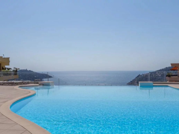 Exceptional top floor apartment with sea view, very high standard residence in Villefranche
