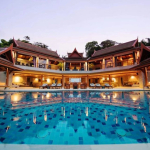 L’un des domaines les plus luxueux et ultra-privés de Phuket est niché au sommet du chic colline de Surin Beach.