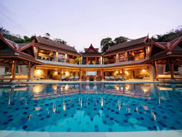 L’un des domaines les plus luxueux et ultra-privés de Phuket est niché au sommet du chic colline de Surin Beach.