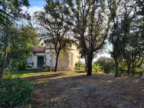 Beautiful property on 2 levels with breathtaking sea view, direct access to the beach.