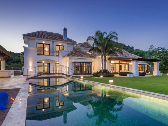 Splendid contemporary villa located in Nueva Andalucia