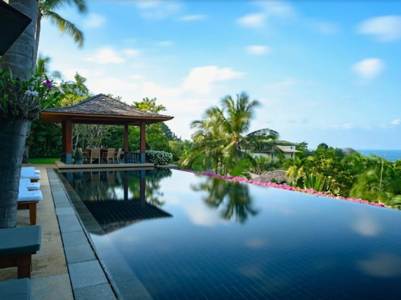 Splendid villa located in Kamala with sea view