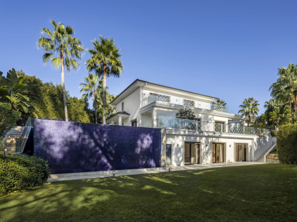 LUXURIOUS FRONTLINE GOLF VILLA IN NUEVA ANDALUCIA