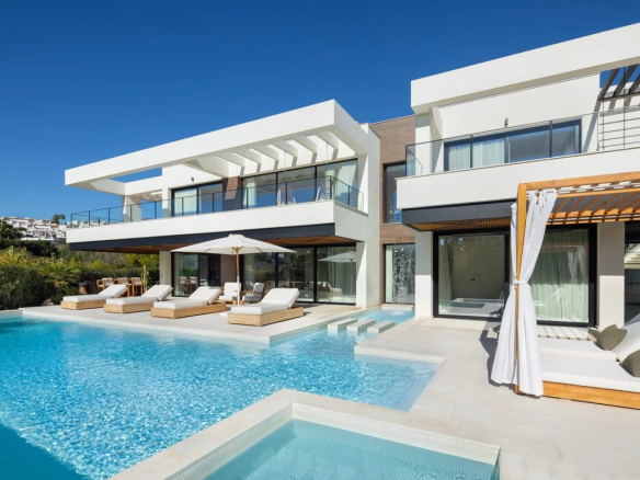 EXTRAORDINARY VILLA WITH CUSTOMIZED AMENITIES IN NUEVA ANDALUCIA