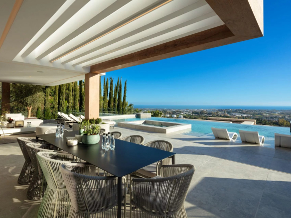 Summer exclusive property of The Hills, at La Quinta.