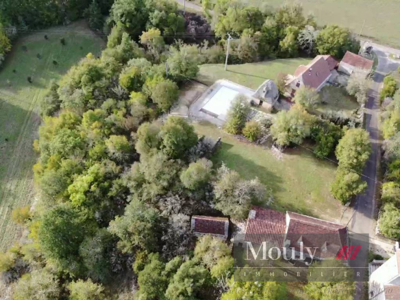 RÉNOVATION SOIGNÉE POUR CE BEL ENSEMBLE IMMOBILIER AU COEUR