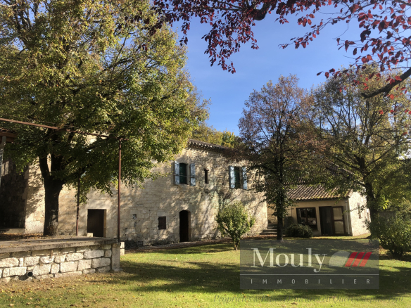 PROPRIÉTÉ COMPOSÉE DE 5 BATIMENTS AVEC RUISSEAU ET ÉTANG SUR