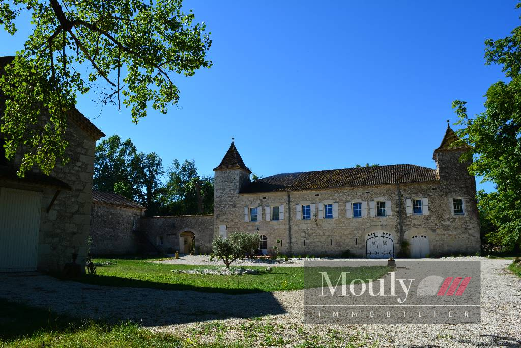 PROPRIÉTÉ COMPOSÉE DE 5 BATIMENTS AVEC RUISSEAU ET ÉTANG SUR