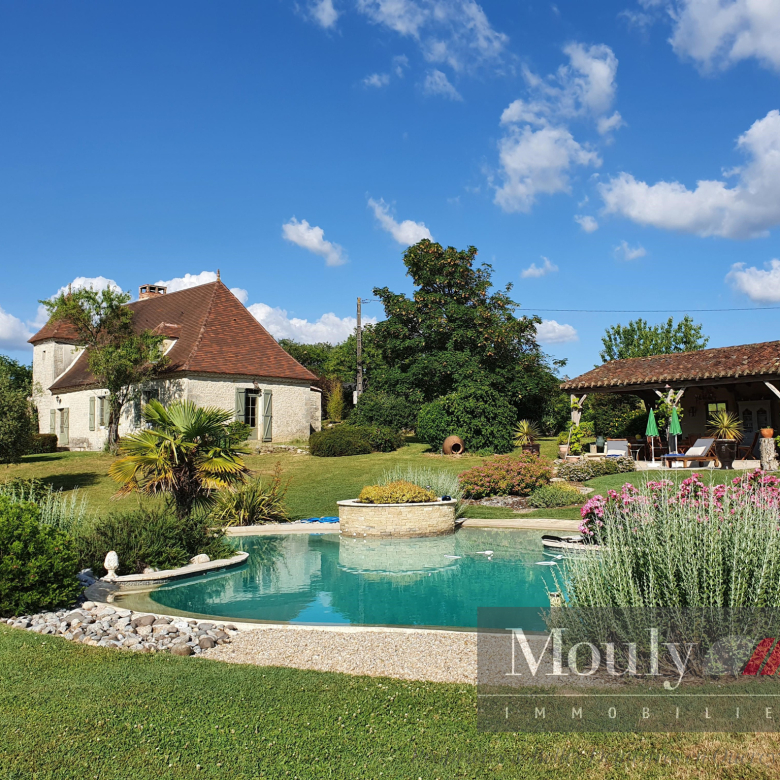 ON THE CAUSES OF THE MANOR WITH ITS 2 GUEST HOUSES, S