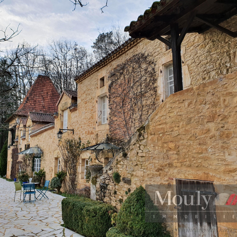 A VERY BEAUTIFUL PRIVATE DRIVEWAY LEADS TO THIS SUPERB PR